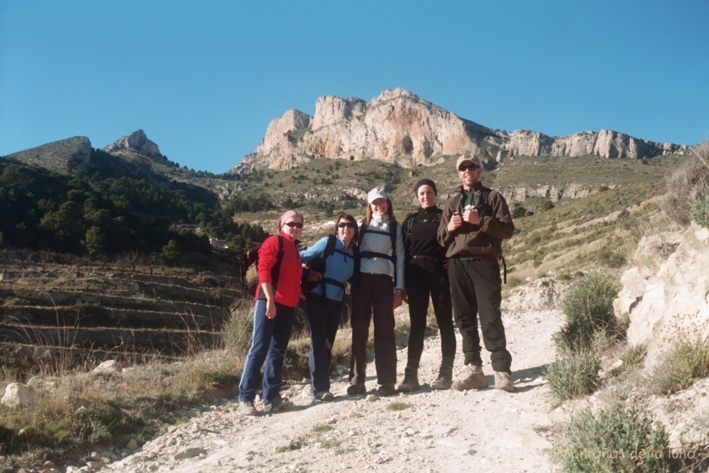 Delante de izquierda a derecha: hermana de Mónica, Mónica, Asun, Gema y Rubén camino de la Penya Migjorn